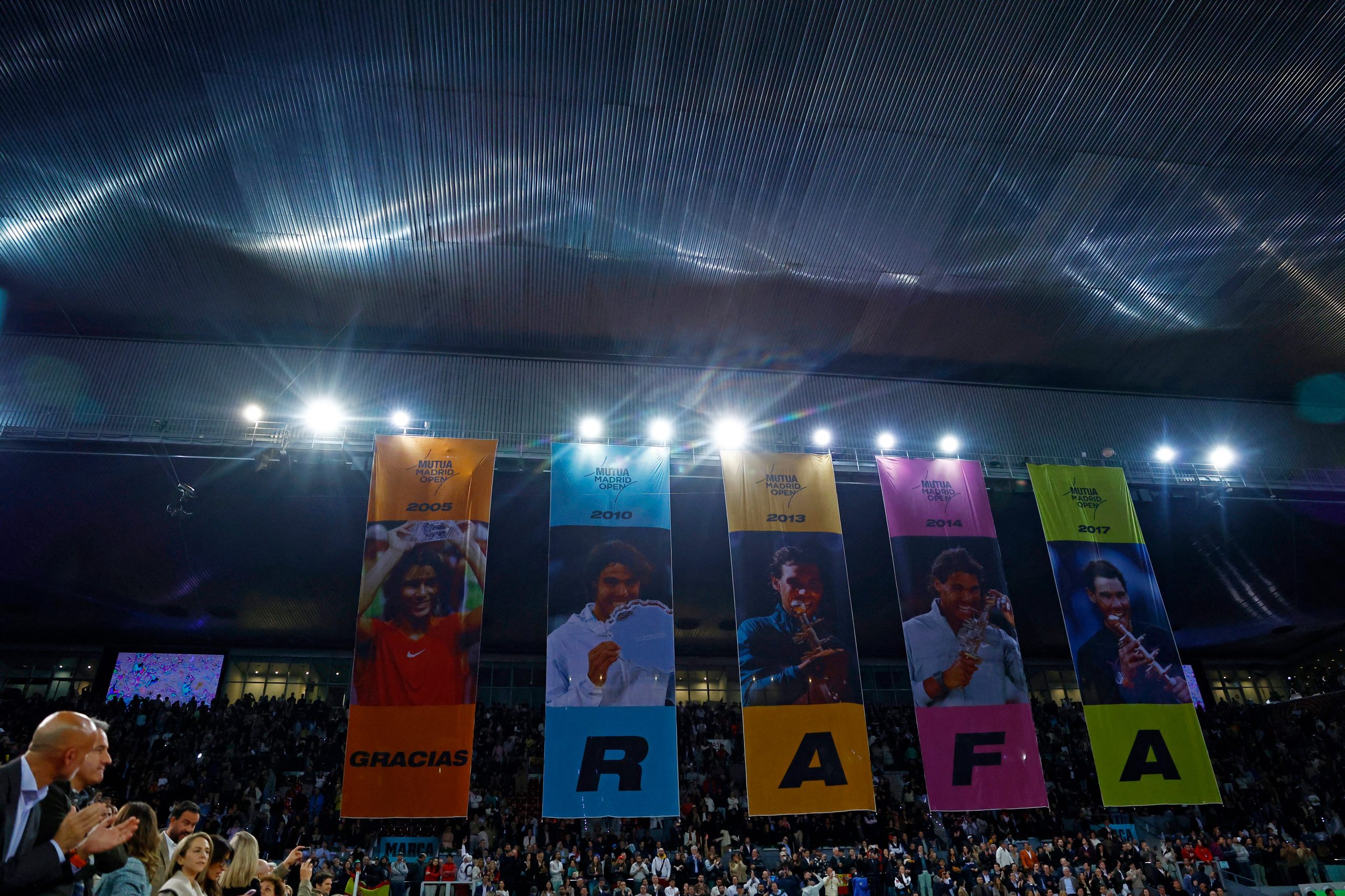 Después del partido, los organizadores del torneo desplegaron cinco pancartas marcando cada una de las cinco victorias de Nadal en Madrid en 2005, 2010, 2013, 2014 y 2017