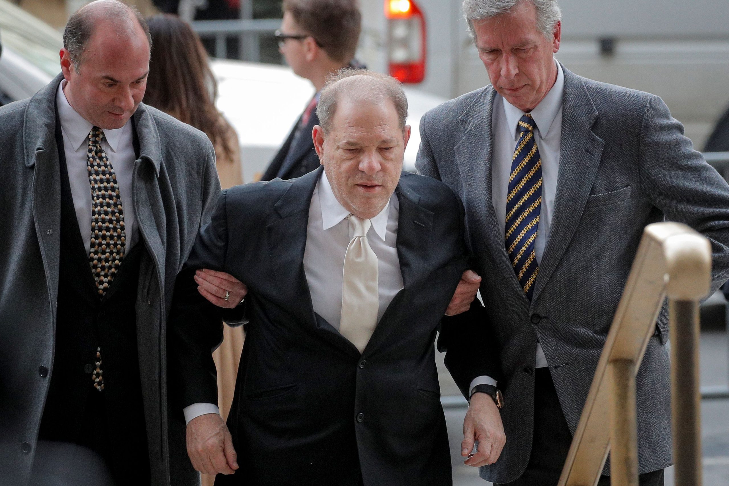 Harvey Weinstein apeló con éxito su condena por violación argumentando que el juez le permitió a los fiscales interrogarlo sobre una serie de 